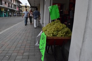 Vendedores de fruta en zona centro de Tampico