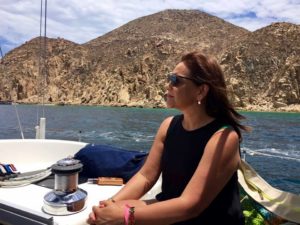 Silvia Alcaráz, disfruta de un paseo en una embarcación.