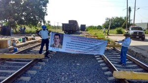 maestros bloquean vias de ferrocarril en altamira  (1)