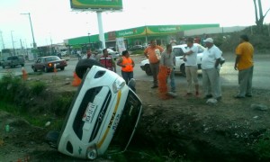 Volcadura de  auto Altamira 1904-2016