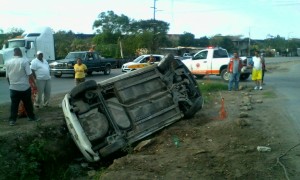 Volcadura de  auto taxi Altamira 1904-2016