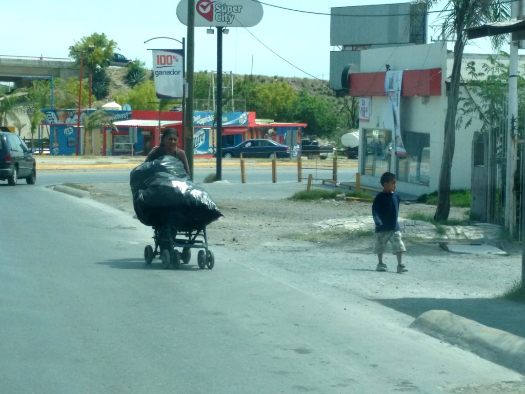 vende carton para sostener a su familia en nuevo laredo