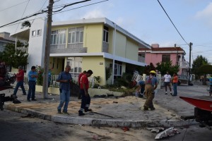 Casa dañada por choque de autos en Madero