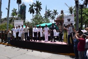 El alcalde Gustavo Torres e invitados posan para la foto.
