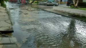 La Calle Benito Juárez se vuelve un río de aguas negras 