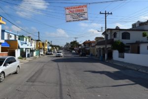 Las mantas de advertencia se colocaron en ambas esquinas de la calle 