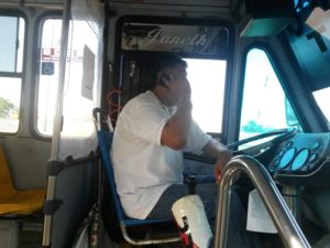 El chofer del autobús se negó a proporcionar sus datos.