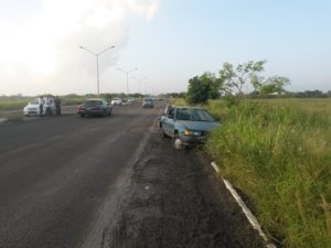 El auto Tsuru fue proyectado varios metros.