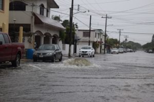 Así se pone el drenaje en la calle Carranza cada que llueve