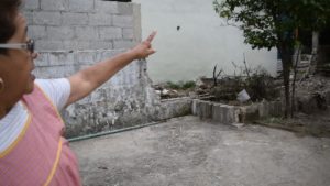 Al desbordarse el canal, el agua derribó varias bardas hasta llegar a su casa