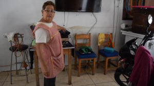 La señora Dominga Valdeolivar muestra el nivel al que llegó el agua