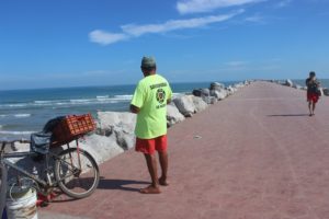 salvavidas-en-malecon-de-playa-miramar-ciudad-madero